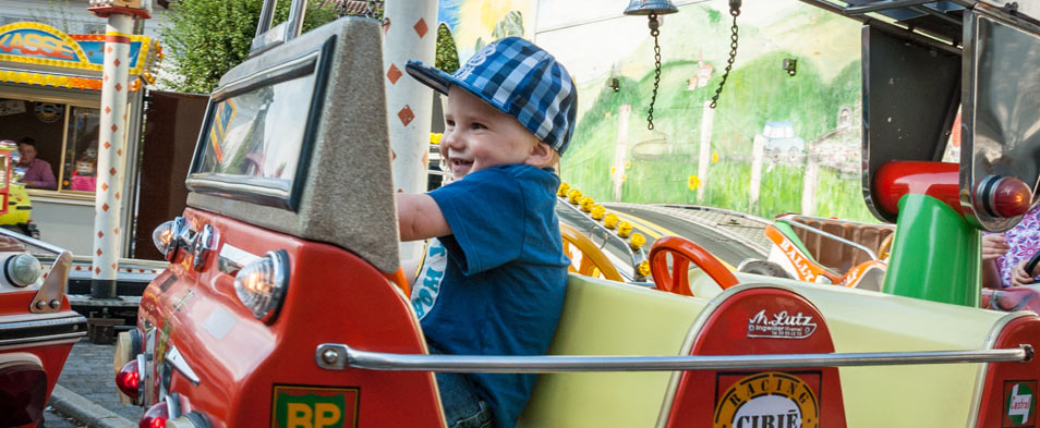 Kind auf einem Karussell